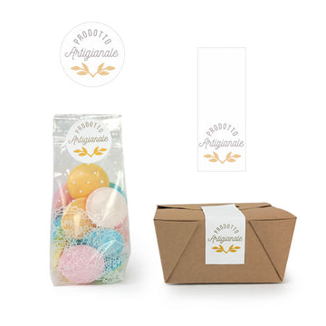 Etichetta tonda e rettangolare di prodotto artigianale, stese e messe su due diverse confezioni